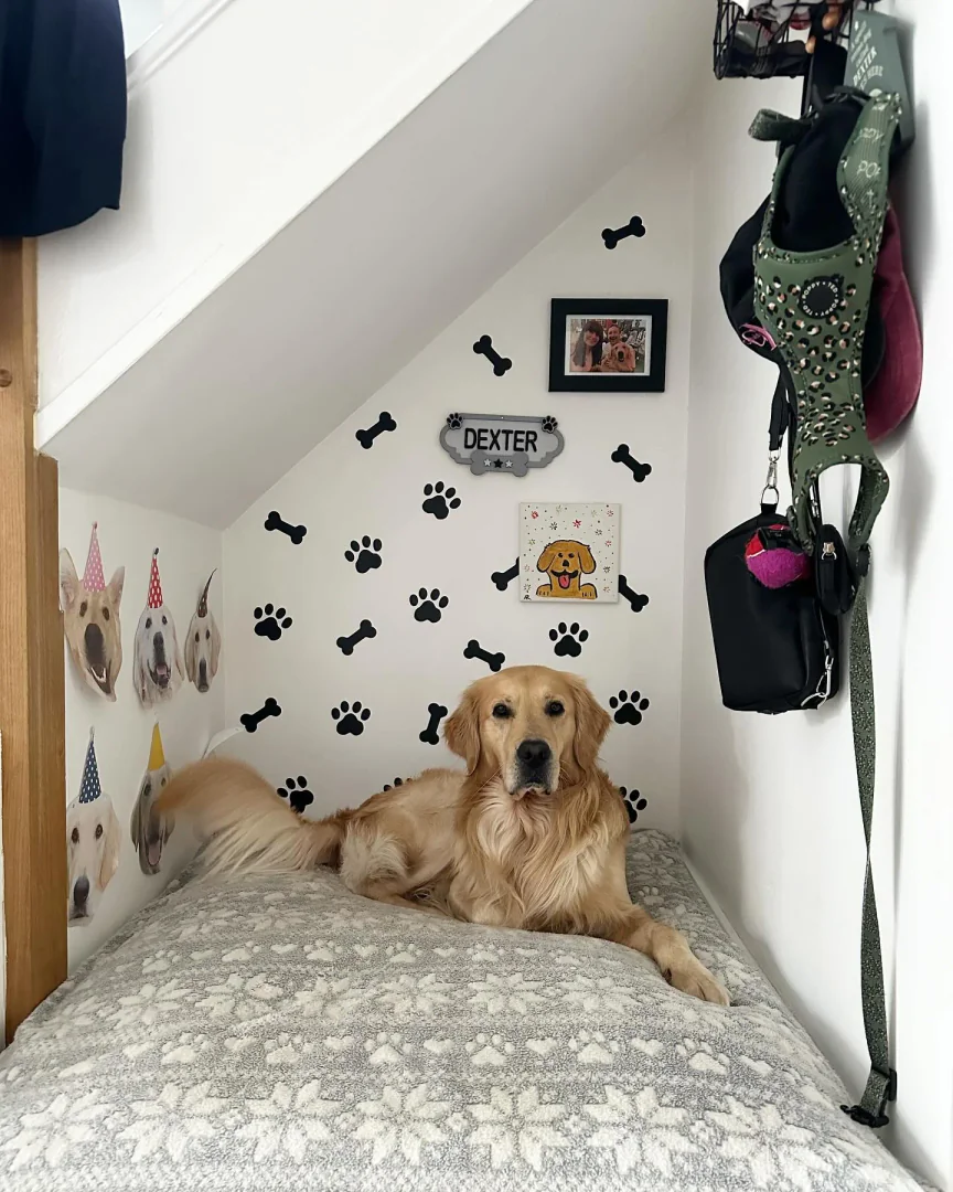 11. Playful Under-Stairs Dog Den with Monochrome Accents (Dog Bedroom Ideas)