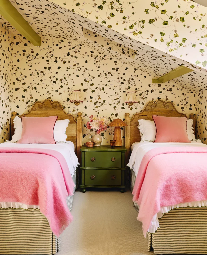 7. Cottage Fresh with Pink Accents (Wallpaper Ideas for Bedroom)