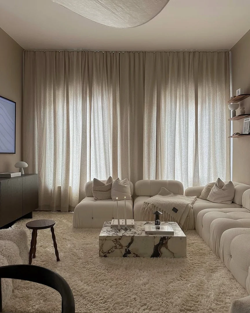 9. Modern Marble Warmth (Aesthetic Living Room Ideas)