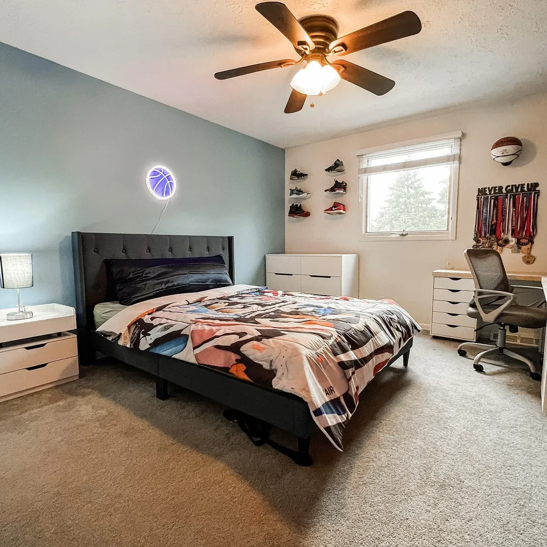 1. Modern Basketball Retreat with Blue Accents (Basketball Bedroom Ideas)