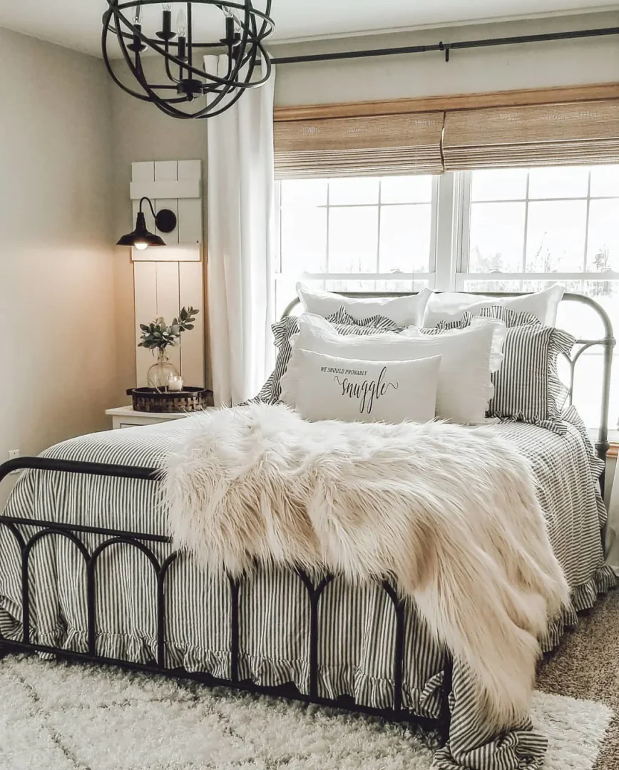 1. Modern Farmhouse Comfort with Black Spindle Frame (Metal Bed Frame Bedroom Ideas)