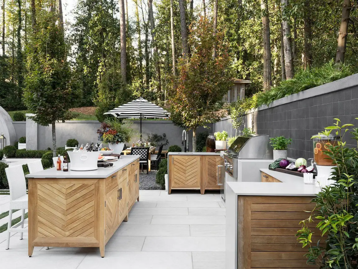 1. Wood + White Outdoor Culinary Bar (Rustic Outdoor Kitchen Ideas)