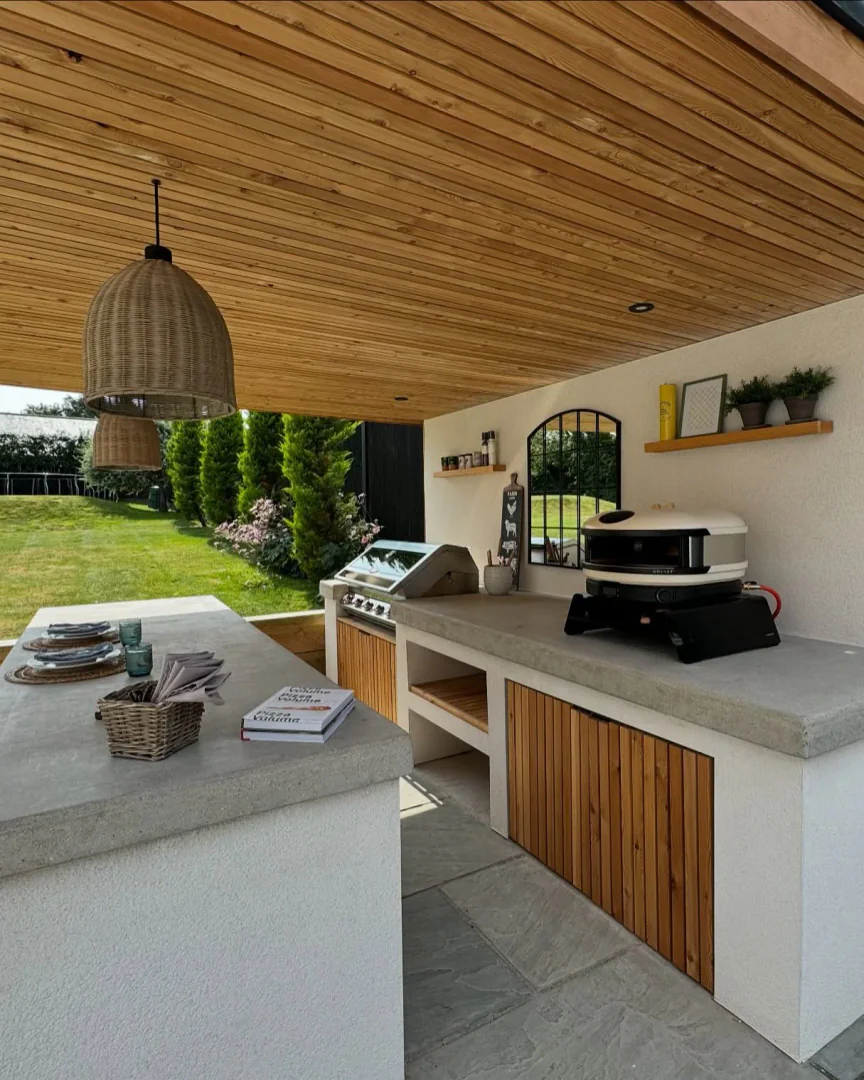 10. Rustic Meets Contemporary Garden Kitchen (Rustic Outdoor Kitchen Ideas)