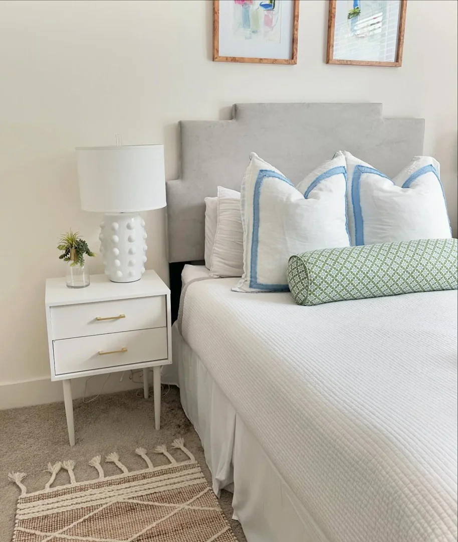 13. Crisp White with Fresh Color Accents (Apartment Bedroom Ideas)