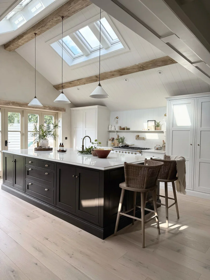 15. Whitewashed Beams with Earthy Dark Island (Open Lounge Kitchen Ideas)