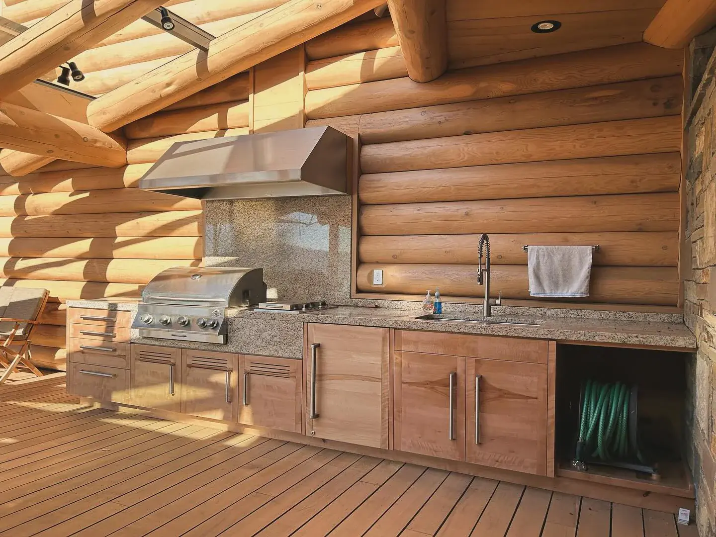 3. Cabin-Style Outdoor Cookhouse (Rustic Outdoor Kitchen Ideas)