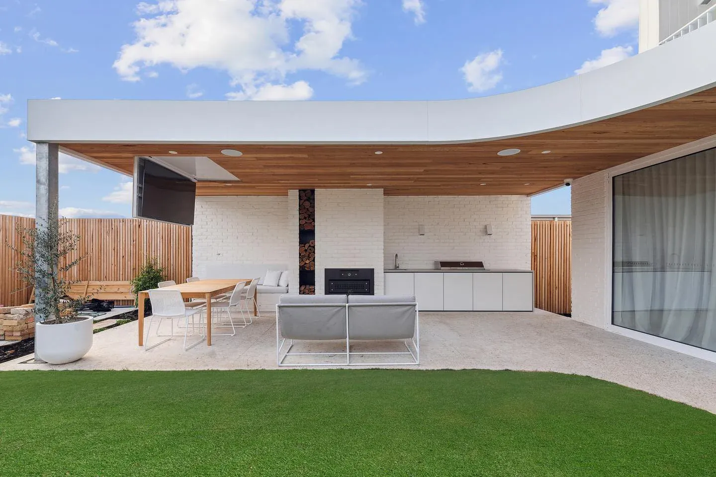 4. Contemporary Rustic Alfresco Living (Rustic Outdoor Kitchen Ideas)