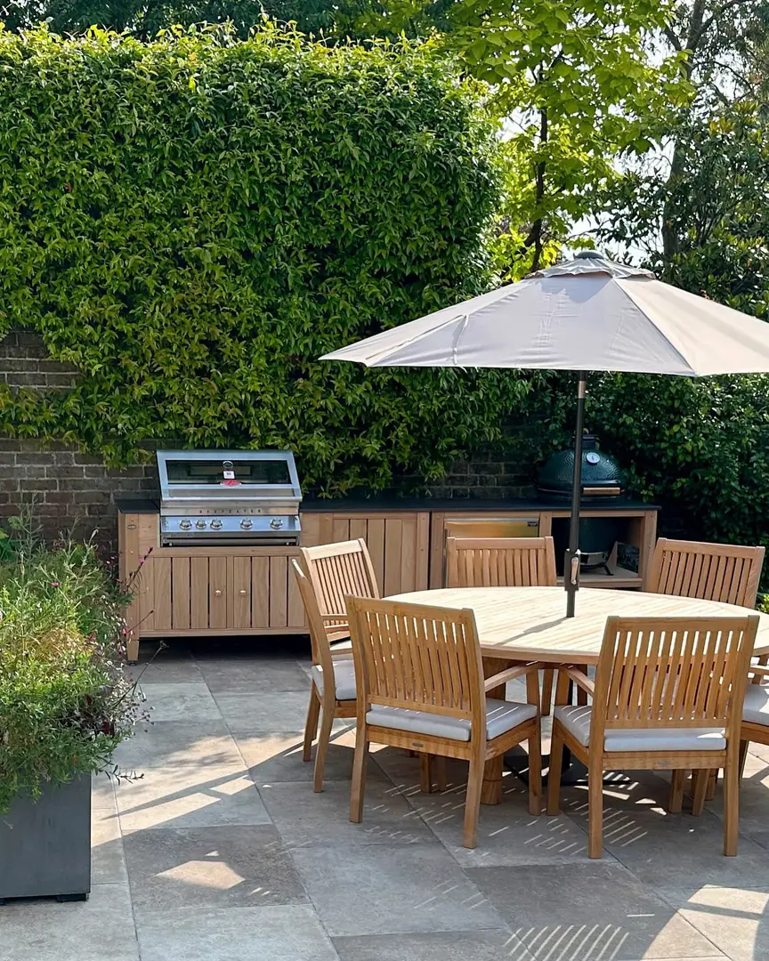 5. Simple Sophistication in the Garden (Rustic Outdoor Kitchen Ideas)