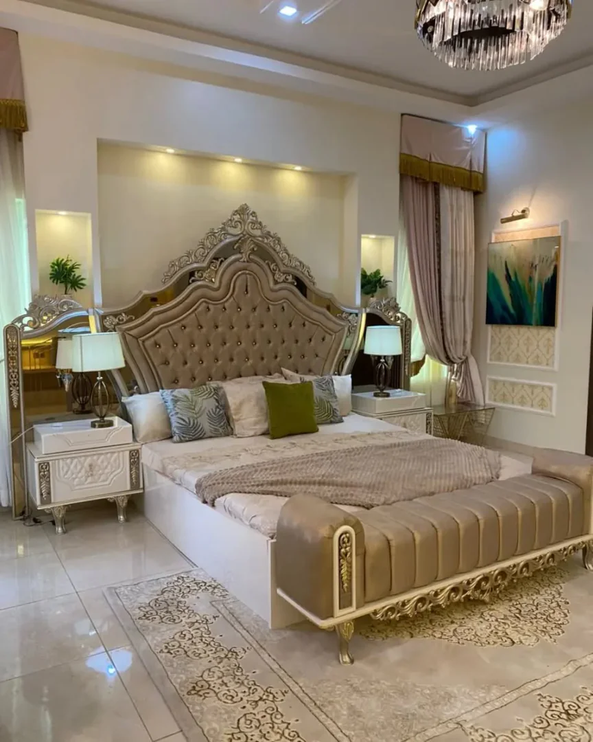 7. Modern Royal Accent (Royal Bedroom Ideas)