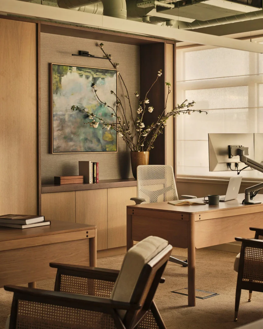 7. Warm Office with Natural Accents (Corporate Office Ideas)